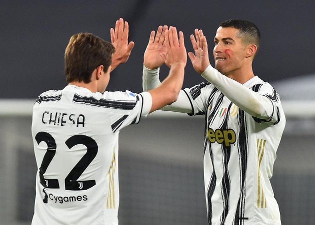Dvěma brankami zařídil Cristiano Ronaldo (vpravo) v italské fotbalové lize výhru Juventusu 2:0 nad Cagliari. Portugalský útočník je v čele tabulky střelců.