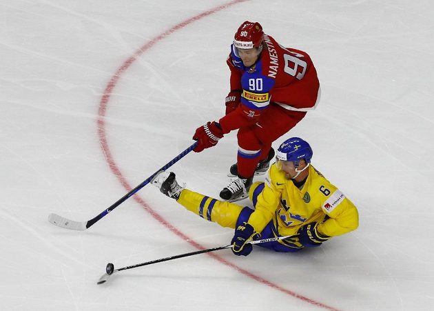 Hokejové mistrovství světa 2017 začalo soubojem Švédska s Ruskem. Švéd Anton Stralman v pádu odehrává puk před Vladislavem Namestnikovem z Ruska.