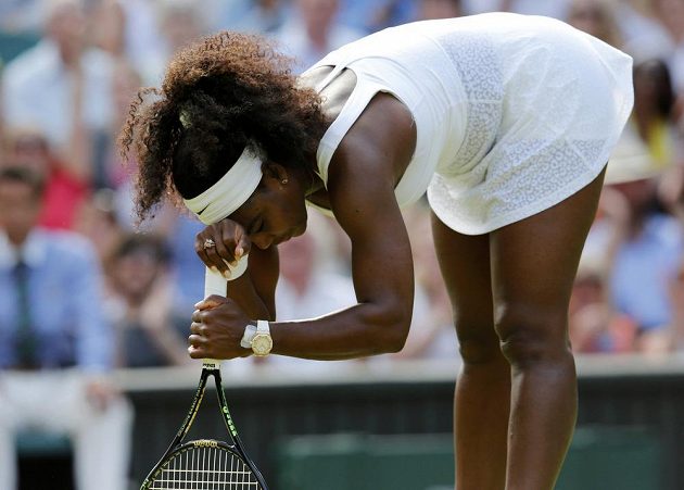 Serena Williamsová se trápila. Do osmifinále Wimbledonu přes Heather Watsonová přece jenom postoupila.