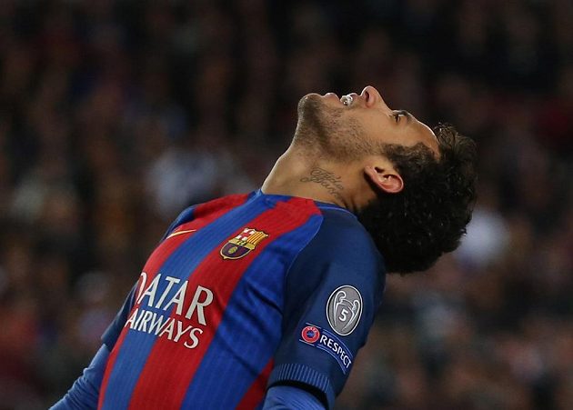 Barcelonský Neymar a jeho zklamání poté, co Katalánci zahodili šanci v odvetném čtvrtfinále Ligy mistrů s Juventusem.