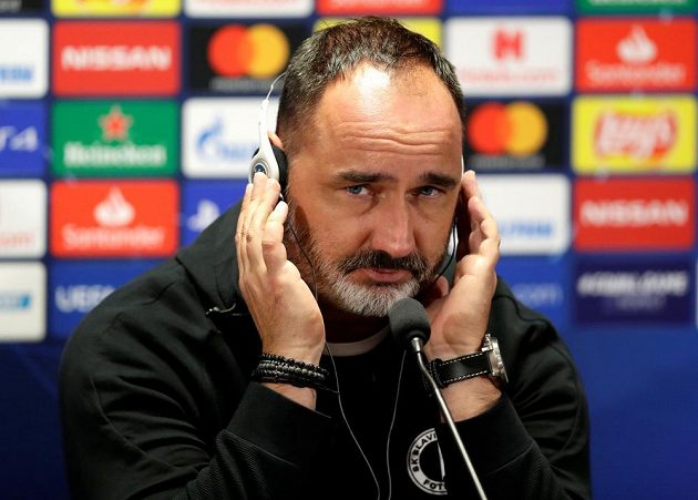 Kouč Slavie Jindřich Trpiškopvský odpovídá novinářům před utkáním s Barcelonou.