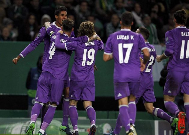 Střelec Raphael Varane (vlevo) se raduje se spoluhráči z gólu na hřišti Sportingu Lisabon.