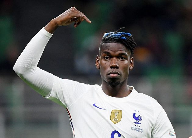 Francouzský reprezentant Paul Pogba sleduje dění na hříšti během finále Ligy národů.