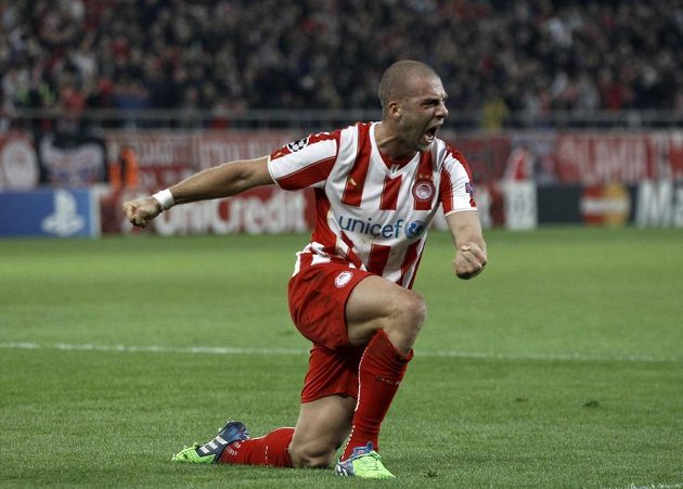 Fotbalista Olympiakosu Pajtim Kasami se raduje z gólu proti Malmö v duelu Ligy mistrů.