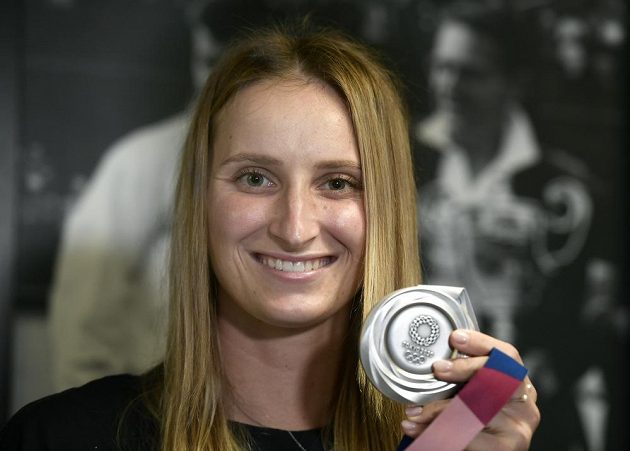 Tenistka Markéta Vondroušová ukazuje svou stříbrnou medaili 2. srpna 2021 v Praze po příletu z olympijských her v Tokiu.