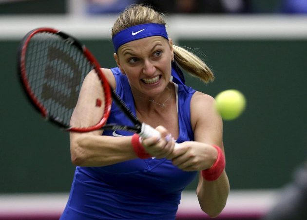 Petra Kvitová během utkání s Francouzkou Mladenovicovou v semifinále Fed Cupu.