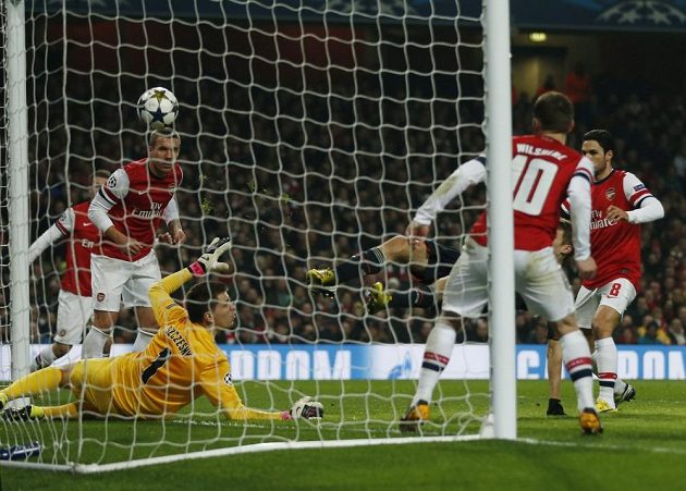Situace krátce před druhým gólem Bayernu. Hráči Arsenalu už jen přihlížejí, jak Thomas Müller posílá míč do sítě.