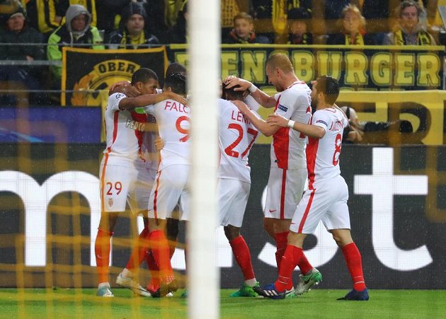Kylian Mbappé (vlevo) se raduje se spoluhráči z Monaka po vedoucí brance proti Dortmundu.