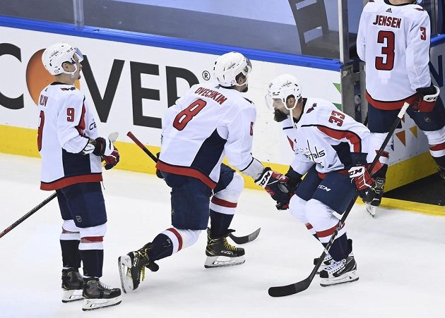Hvězdný útočník Washingtonu Capitals Alex Ovečkin (8) slaví s obráncem Radko Gudasem výhru nad New York Islanders.