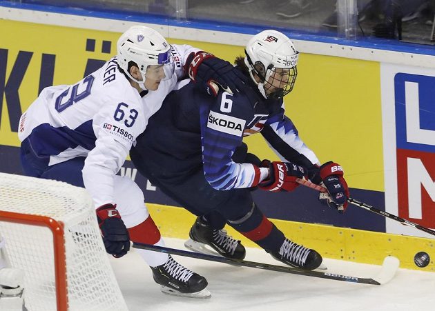 Francouz Alexandre Texier (vlevo) se snaží ubránit Američana Jacka Hughese.