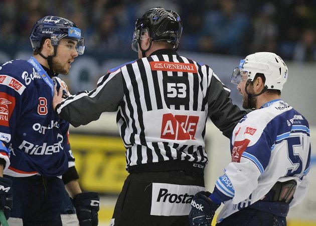 Vojtěch Tomi z Vítkovic a Lukáš Půlpán z Plzně se důrazně dohadují během zápasu předkola play off hokejové extraligy. Musel je krotit sudí.