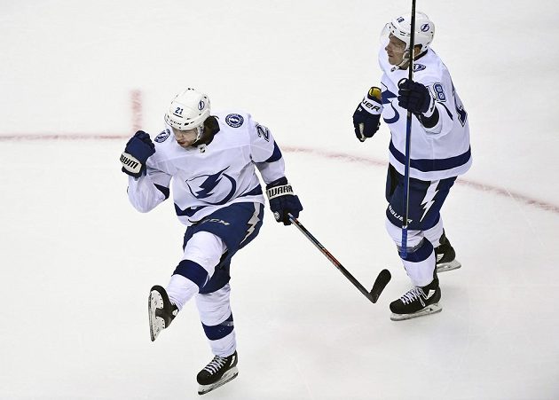 Tampa Bay Lightning slaví. Brayden Point (21) vstřelil gól do sítě Bostonu, gratulovat mu spěchá český útočník Odnřej Palát(18), jenž u trefy asistoval.