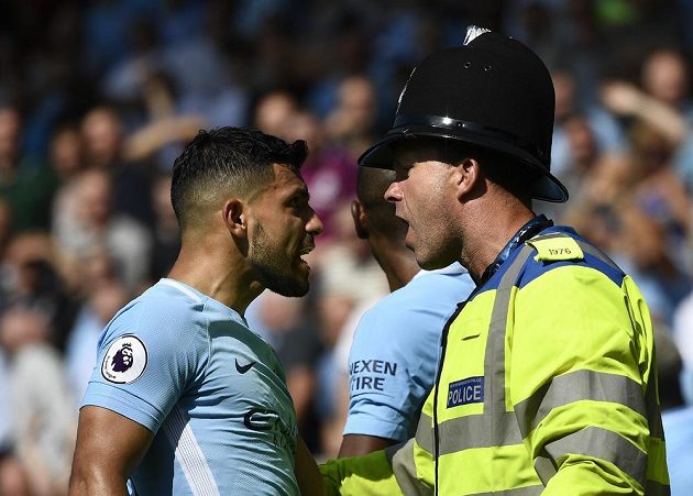 Sergio Agüero z Manchesteru City v diskuzi s policistou po bujaré oslavě gólu Sterlinga na 2:1.