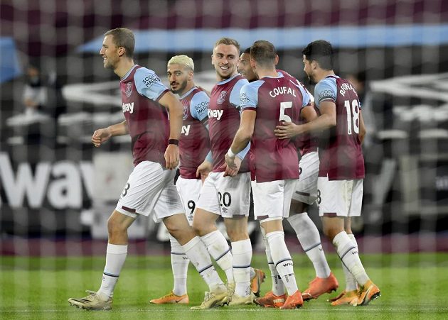 Tomáš Souček (left) from West Hamu rejoices with teammates from Jarrod Bowen's goal against Aston Ville.