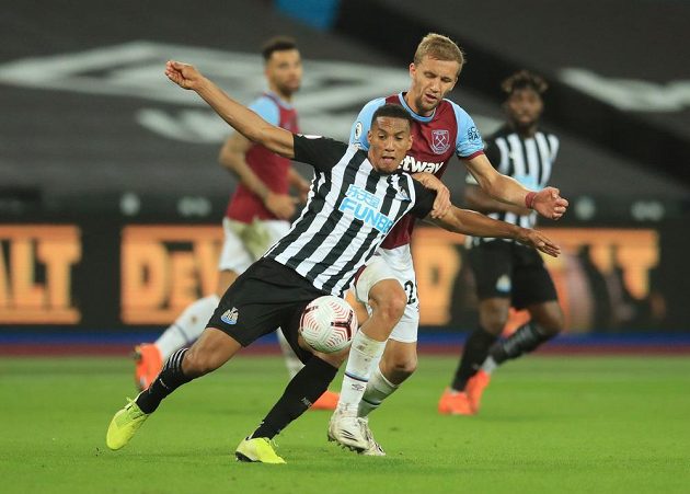 Důrazný český záložník Tomáš Souček v dresu West Hamu v utkání Premier League s Newcastlem.