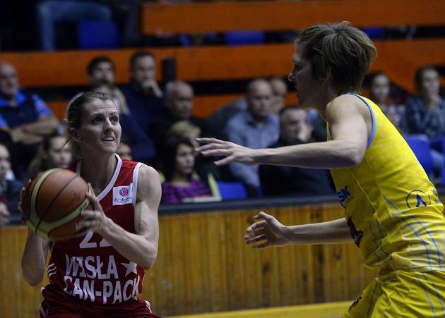 Alexandria Quigleyová z Krakova (vlevo) a Jana Veselá z USK Praha během zápasu Evropské ligy.