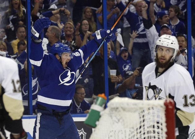 Obránce Tampy Andrej Šustr (62) slaví svůj premiérový gól v letošním play off NHL.