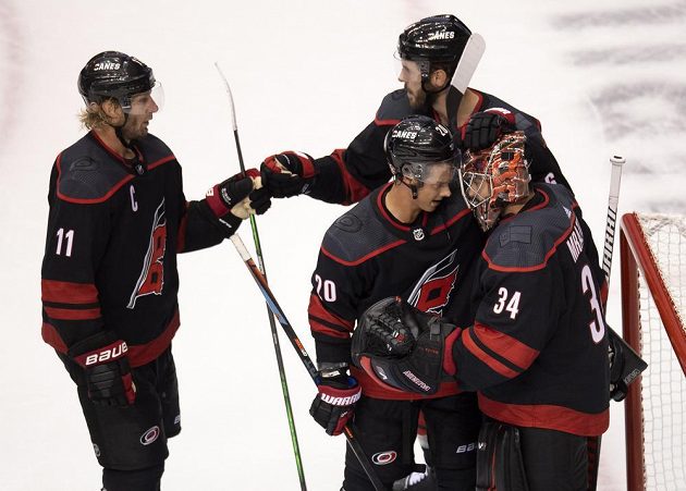 Radost v podání hokejistů Caroliny Hurricanes. Brankáři Petru Mrázkovi gratulují spoluhráči Jordan Staal (11), Joel Edmundson (6), Sebastian Aho (20).