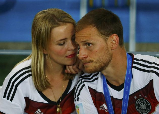 Německý obránce Benedikt Höwedes oslavuje titul se svou přítelkyní Lise Wesselerovou.