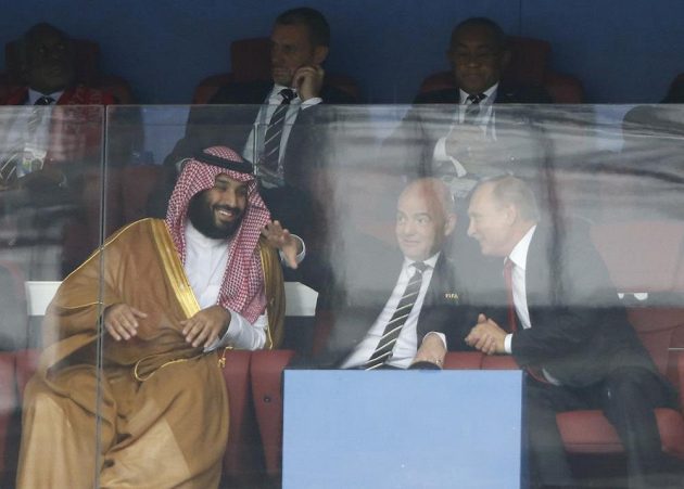 Saúdskoarabský korunní princ Mohammed bin Salmán (vlevo) Prezident FIFA Gianni Infantino (uprostřed) a ruský prezident Vladimir Putin.