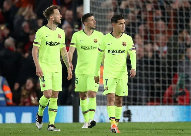 Zaražení hráči Barcelony po třetím inkasovaném gólu. Zleva Ivan Rakitič, Clement Lenglet a Philippe Coutinho.