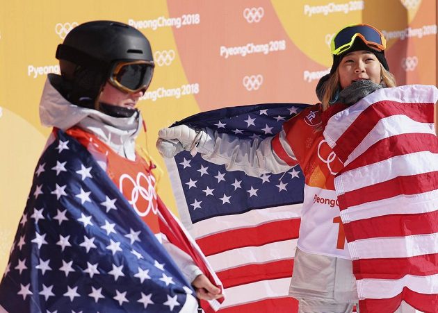 Americký triumf. Olympijskou vítězkou v U-rampě je sedmnáctiletá americká snowboardistka Chloe Kimová, bronz získala její krajanka Arielle Goldová.