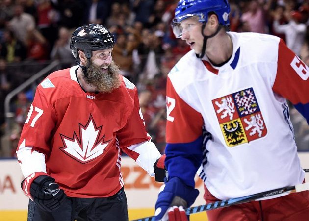 Vousatý a nebezpečný, to je kanadský útočník Joe Thornton, před ním Andrej Šustr při utkání Světového poháru.