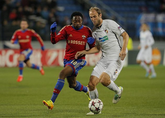 Plzeňský zadák Roman Hubník (vpravo) bojuje o míč s Ahmedem Musou z CSKA Moskva.