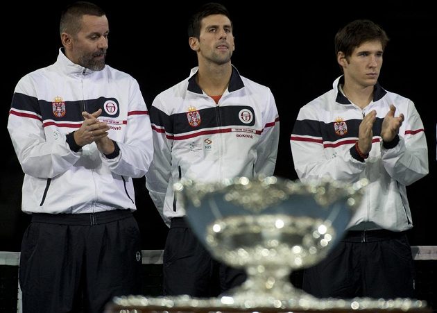Poražený srbský tým, zleva kapitán Bogdan Obradovič, Novak Djokovič a Dušan Lajovič.