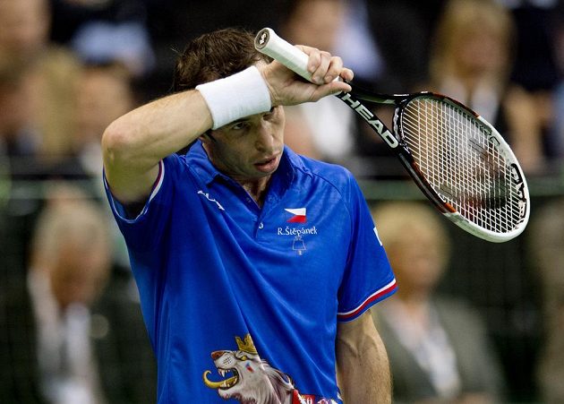 Český reprezentant Radek Štěpánek v utkání proti srbské jedničce Novaku Djokovičovi.