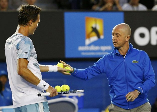 Český tenista Tomáš Berdych dostává v semifinále Australian Open od rozhodčího nové míče.