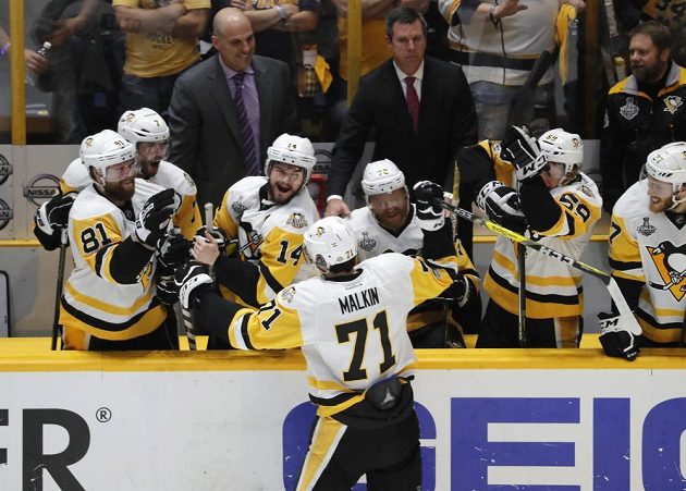 Radost hokejistů Pittsburghu Penguins po vítězství 2:0 na ledě Nashvillu. Tučňáci obhájili Stanley Cup.
