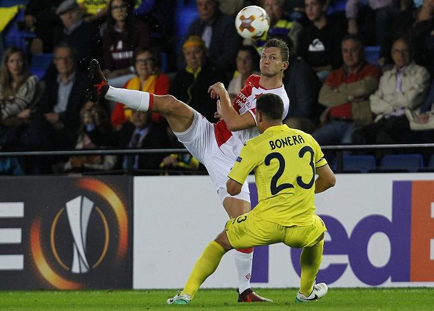Slávistický útočník Tomáš Necid se snaží zakončit, brání mu Daniele Bonera z Villarrealu.