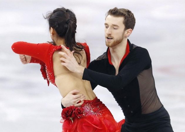 Korejští tanečníci Min Ju-ra a Alexander Gamelin při krátkém programu týmové soutěže. I partner vnímá problém.