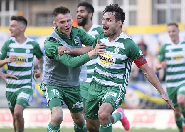 Josef Jindřišek (vpravo) se raduje ze svého vyrovnávacího gólu, kterým si Bohemians zajistili remízu a vyhnuli se baráži o první ligu.