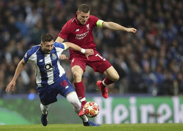 Záložník Porta Hector Herrera (vlevo) v souboji s liverpoolským Jamesem Milnerem v odvetě čtvrtfinále Ligy mistrů