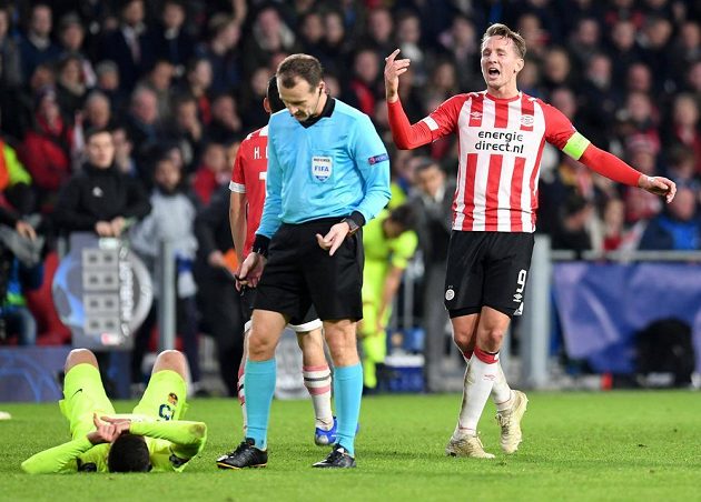 Fotbalista PSV Eindhoven Luuk de Jong gestikuluje směrem k rozhodčímu Pavlu Královcovi v duelu Ligy mistrů s Barcelonou.