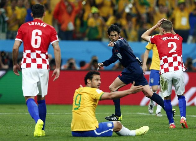 Penalta! Rozhodčí Nišimura nařizuje sporný pokutový kop po kontaktu chorvatského beka Lovrena s útočníkem Brazílie Fredem.