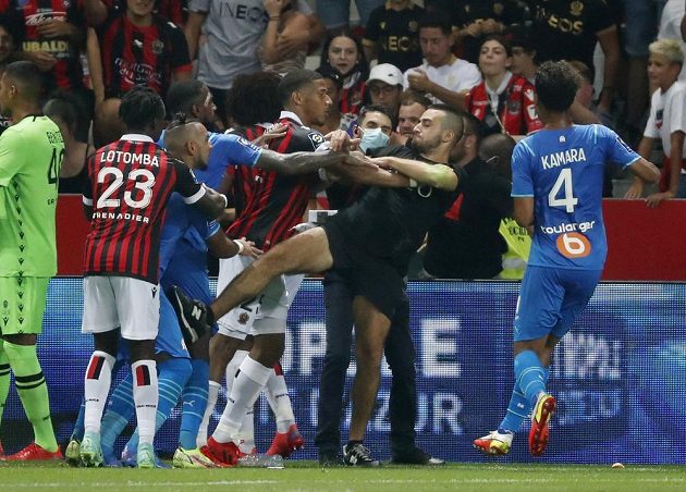 Duel francouzské fotbalové ligy Nice - Marseille se kvůli diváckým nepokojům nedohrál. Do akce musela policie, došlo k potyčce realizačních týmů, fanoušci vnikli na hrací plochu.