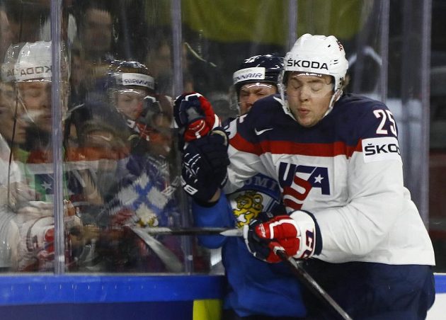 Americký hokejista Charlie McAvoy byl ve čtvrtfinále mistrovství světa proti Finsku u mantinelu hodně důrazný.