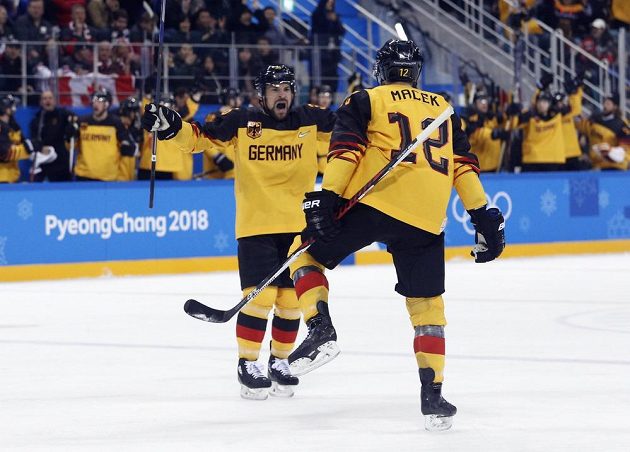 Brooks Macek slaví, Němci vedou v semifinále olympijského turnaje nad Kanadou.