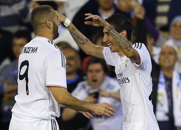 Ángel Di María (vpravo) a Karim Benzema oslavují vedoucí gól argentinského záložníka.