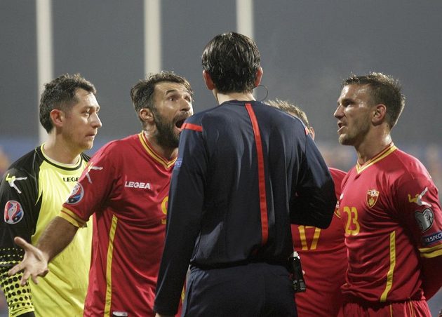 Černohorci Mirko Vučinič (druhý zleva), Marko Šimič (vpravo) a Elsad Zverotič s rozhodčím Denizem Aytekinem z Německa.