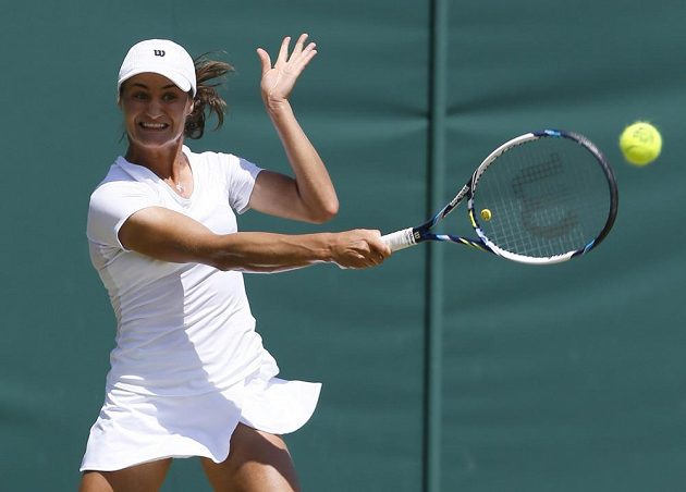 Rumunská tenistka Monica Niculescuová během utkání třetího kola Wimbledonu s Kristýnou Plíškovou.