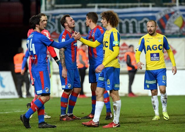 Plzeňský hráč Milan Havel (vlevo) se zdraví po zápase 15. kola HET lig s Alexem Králem z Teplic. Vpravo je Tomáš Vondrášek z Teplic.