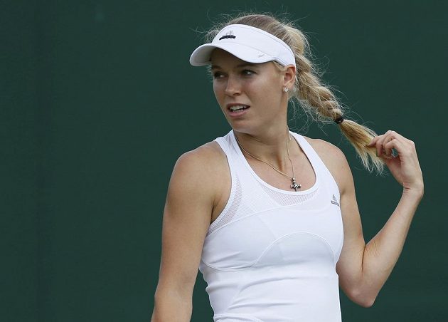 Caroline Wozniacká se rozloučila s Wimbledonem. V osmifinále podlehla Barboře Záhlavové-Strýcové.