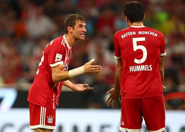 Fotbalisté Bayernu Mnichov utrpěli v utkání s Liverpoolem ostudnou porážku 0:3. Thomas Müller si měl na hřišti co vysvětlovat s Matsem Hummelsem.