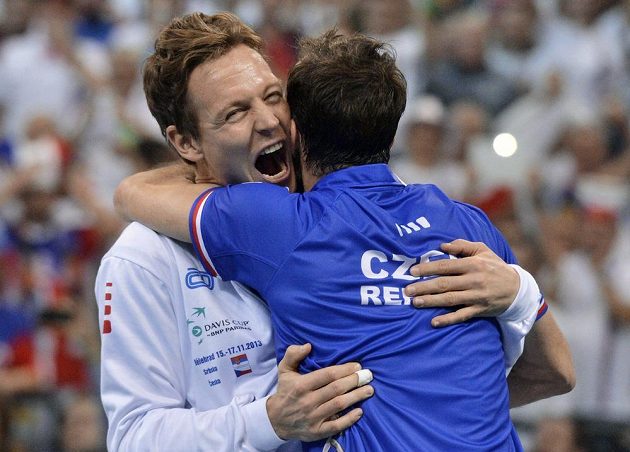 Radek Štěpánek (zády) porazil Srba Dušana Lajoviče, gratuluje mu spoluhráč Tomáš Berdych.