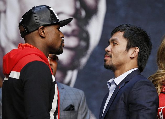 Tradiční zastrašení soupeře - přísný pohled Floyda Mayweathera /vlevo) na Mannyho Pacquiaoa.