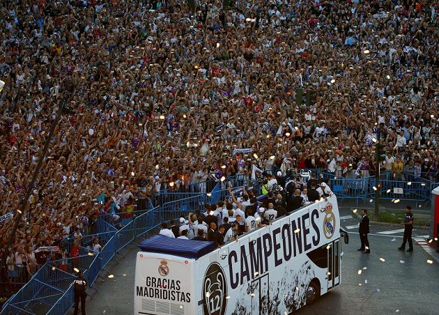 Fotbalisté Realu Madrid po vítězství ve finále Ligy mistrů přijeli oslavit trofej se svými fanoušky na náměstí Cibeles v Madridu.